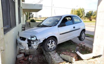 Una conductora choc� contra una pared de la Escuela N�6