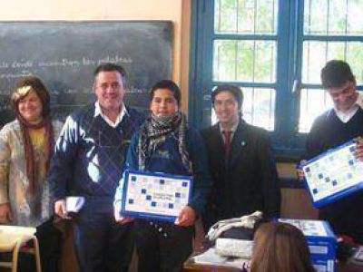 Entrega de Netbooks en Escuela Secundaria de Paraje "La Peque�a"