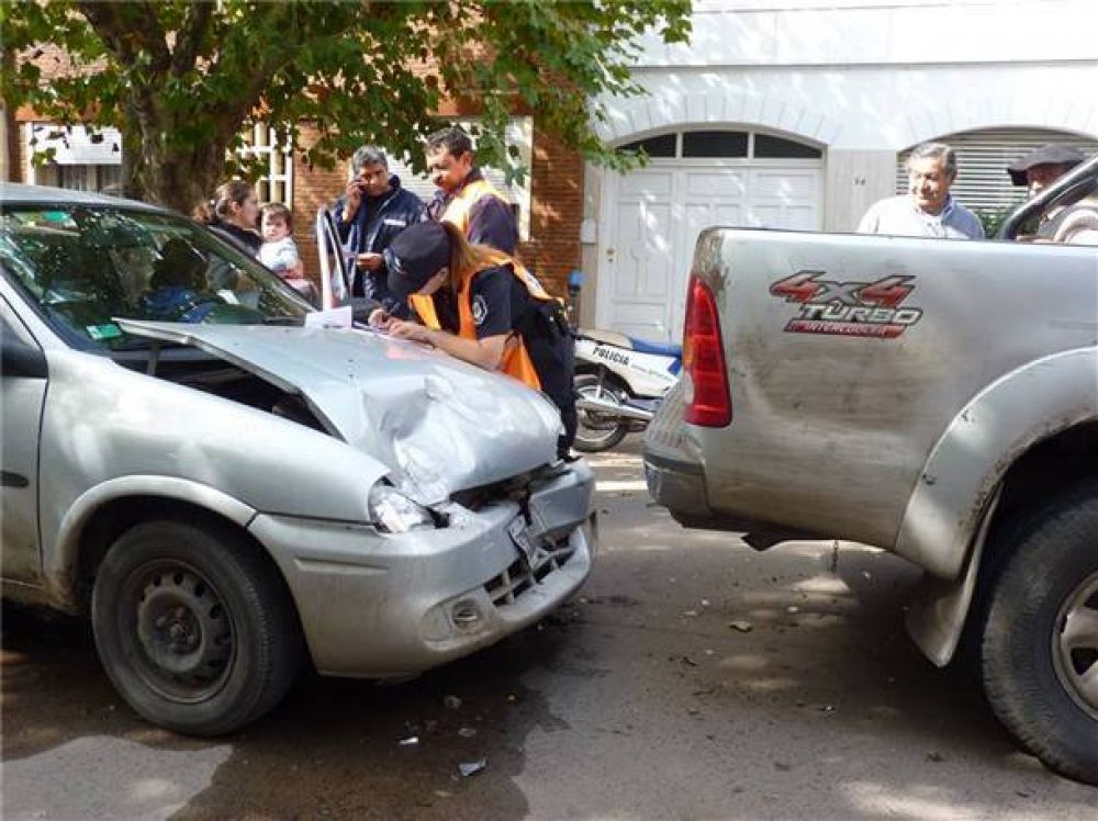 Un coche embisti� de atr�s a una camioneta en el microcentro