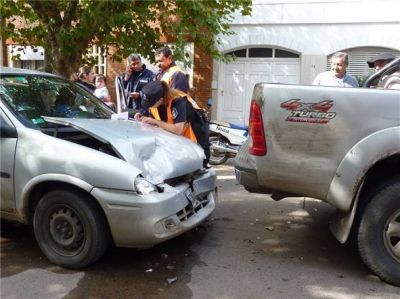 Un coche embisti� de atr�s a una camioneta en el microcentro