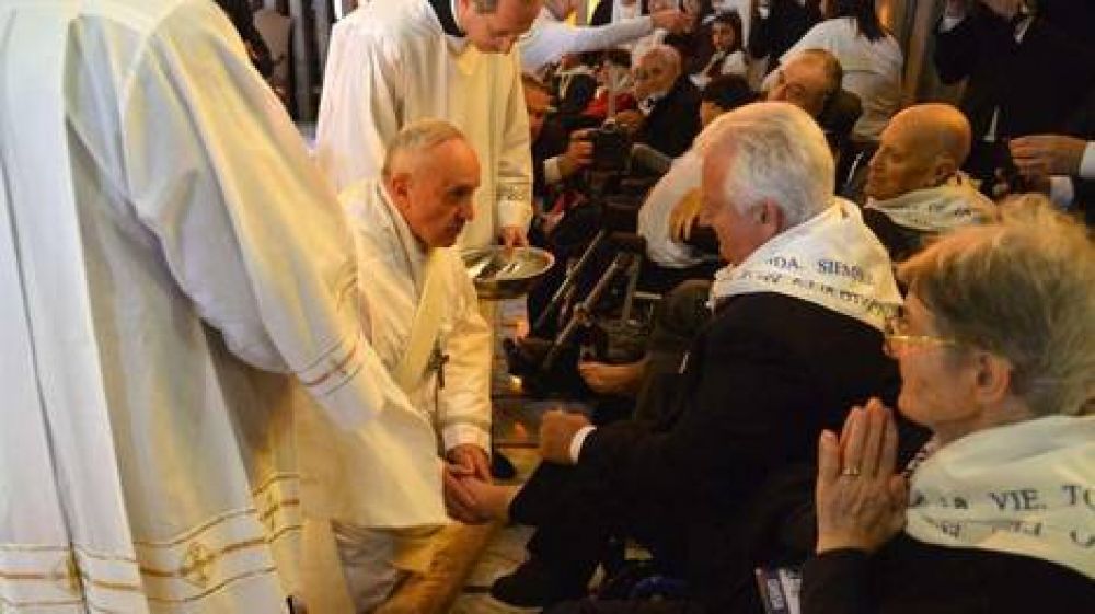 El Papa lav los pies de doce discapacitados en la ceremonia de Jueves Santo