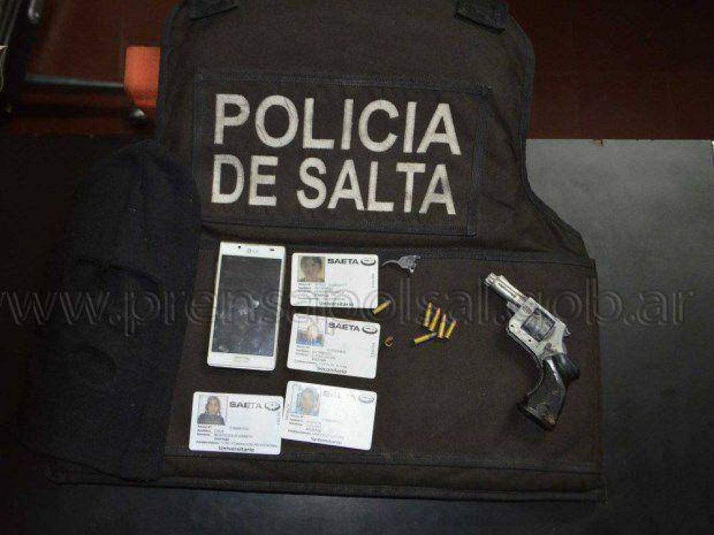 Detienen a una pareja de adolescentes que robaba con un arma de fuego