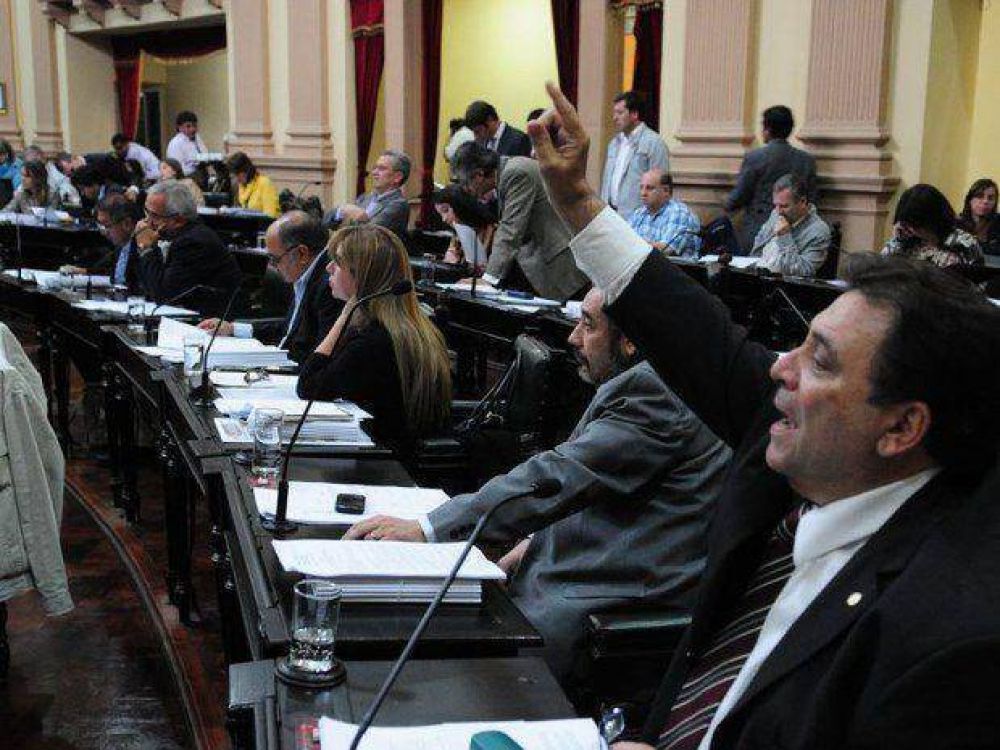 Godoy quiere que los diputados hablen menos