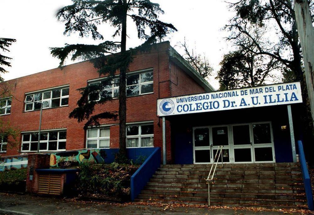 Contin�a el reclamo docente en el colegio Illia: habr� clases en medio de protestas