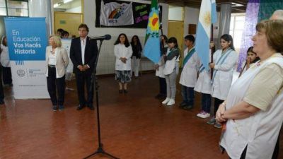 La UCR le pide informes al Ejecutivo por la compra de guardapolvos a Precios (no muy) Cuidados