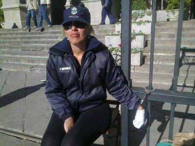 Una polic�a se encaden� a la reja de la Catedral de Mar del Plata por un reclamo