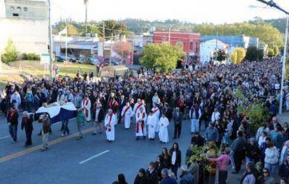 En una masiva muestra de fe, miles de feligreses formaron parte de la procesin del Viernes Santo