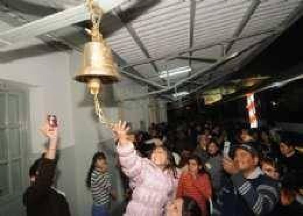 Tras 32 a�os, el tren volvi� a surcar las v�as