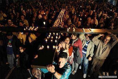 Una multitud de fieles particip� del V�a Crucis por la Avenida de Mayo