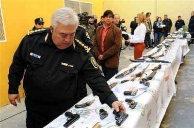 Allanamientos con 100 detenidos