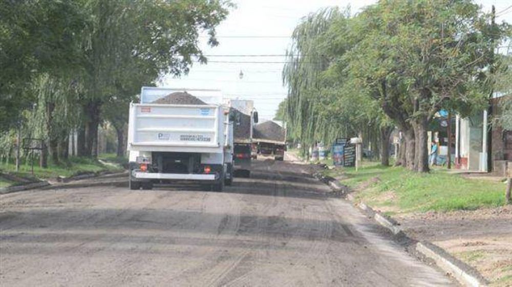 Se coloca asfalto en fr�o en la calle Cambaceres, entre Ascasubi y Gorriti