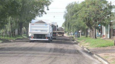 Se coloca asfalto en fr�o en la calle Cambaceres, entre Ascasubi y Gorriti