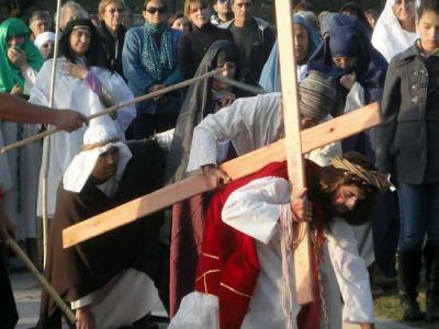 Un Vía Crucis Viviente en Loma Negra