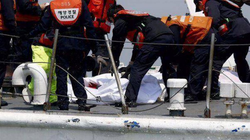 Ascienden a 52 los muertos por el naufragio del ferry surcoreano