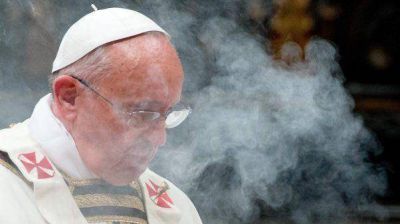 El papa Francisco encabez� la Vigilia Pascual y bautiz� a diez personas