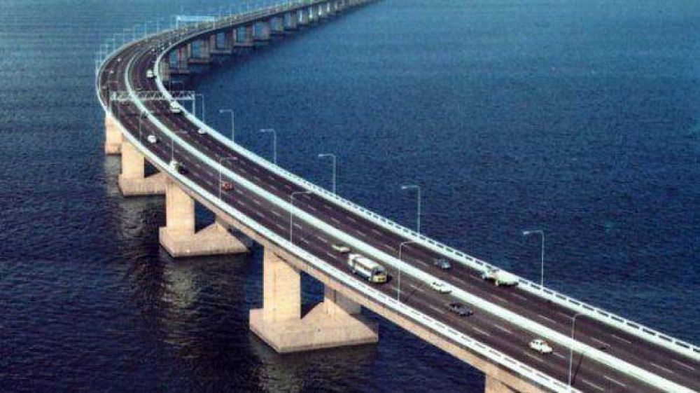 Una mujer sobrevivi� tras caer al mar desde un puente de 35 metros