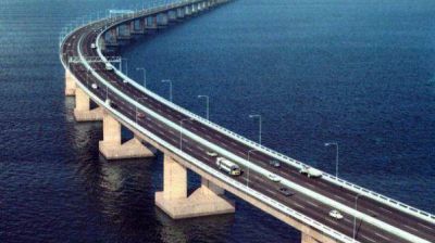 Una mujer sobrevivi� tras caer al mar desde un puente de 35 metros