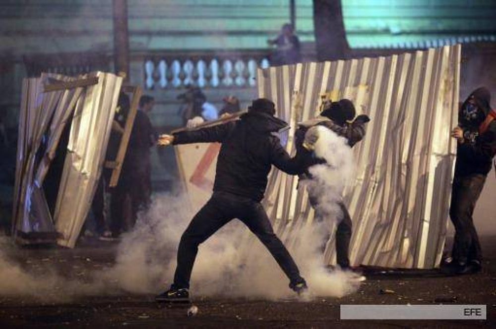 Incendiaron nueve veh�culos en la protesta por la muerte de dos j�venes en R�o de Janeiro