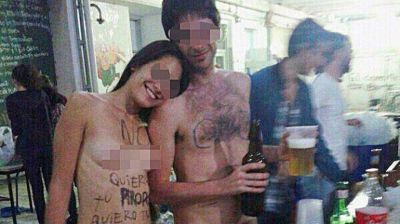 En Filosof�a y Letras protestan desnudos contra el acoso callejero