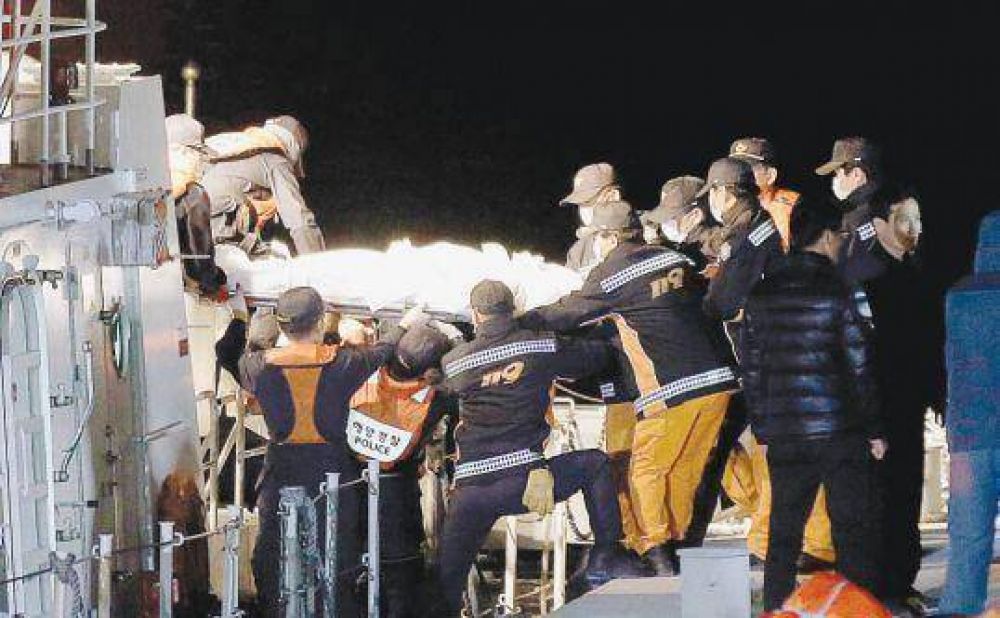 Furia de familiares de pasajeros del ferry con las autoridades coreanas