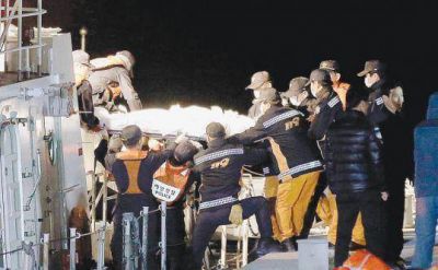 Furia de familiares de pasajeros del ferry con las autoridades coreanas