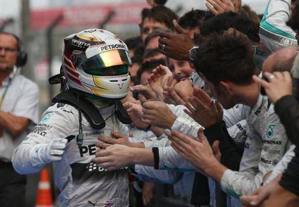 Lewis Hamilton gan� su tercera carrera consecutiva y se qued� con el GP de China