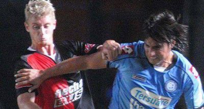 Col�n defiende la punta sin descuidar el descenso