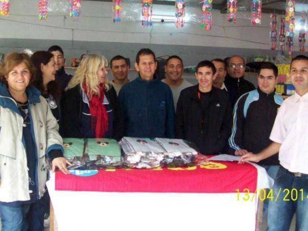 Donan 100 mochilas en un jardin de barrio humilde