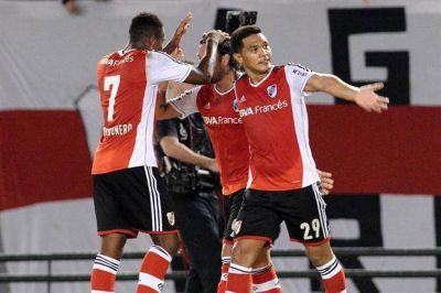 River sigue fuerte en el Monumental: le gan� a V�lez y est� solo en la punta