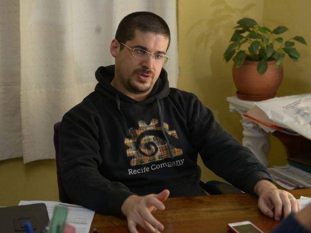 Casi ciego, Rafael se gradu� y podr� investigar cr�menes