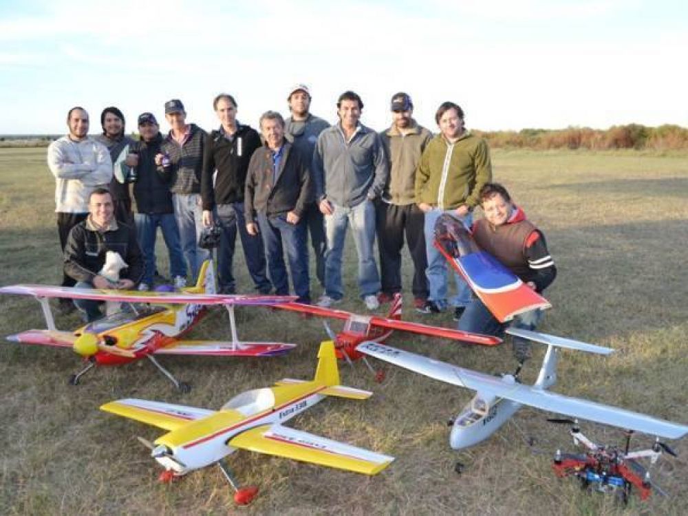 Mercedinos apasionados por el aeromodelismo y la amistad