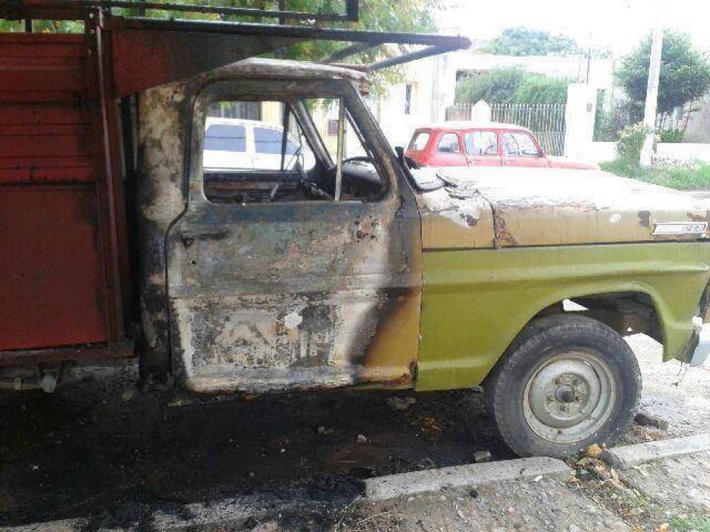 Quemaron una camioneta en Colonia Escalante