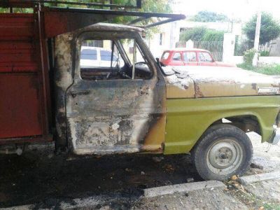 Quemaron una camioneta en Colonia Escalante