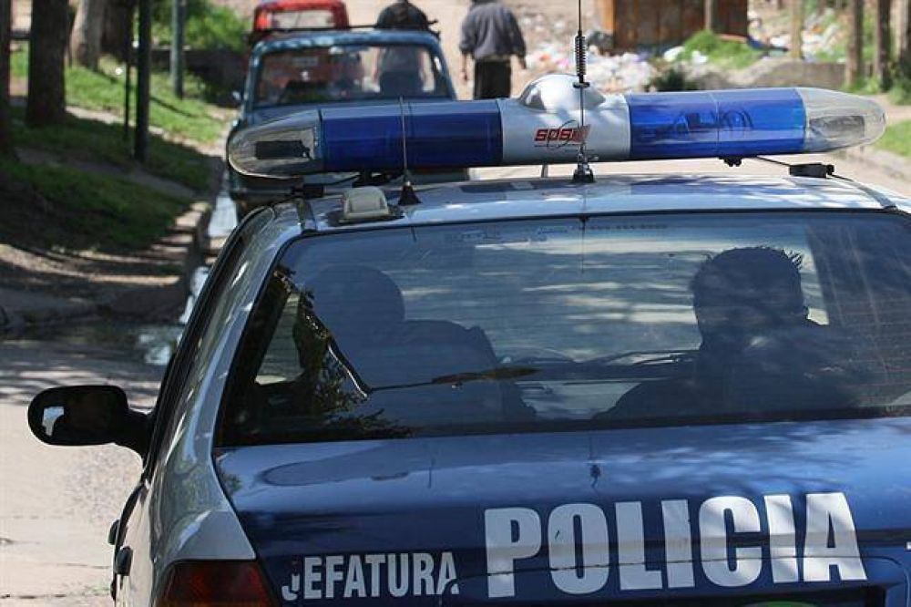 Detuvieron a tres hampones con auto robado y varias botellas de licor en su interior