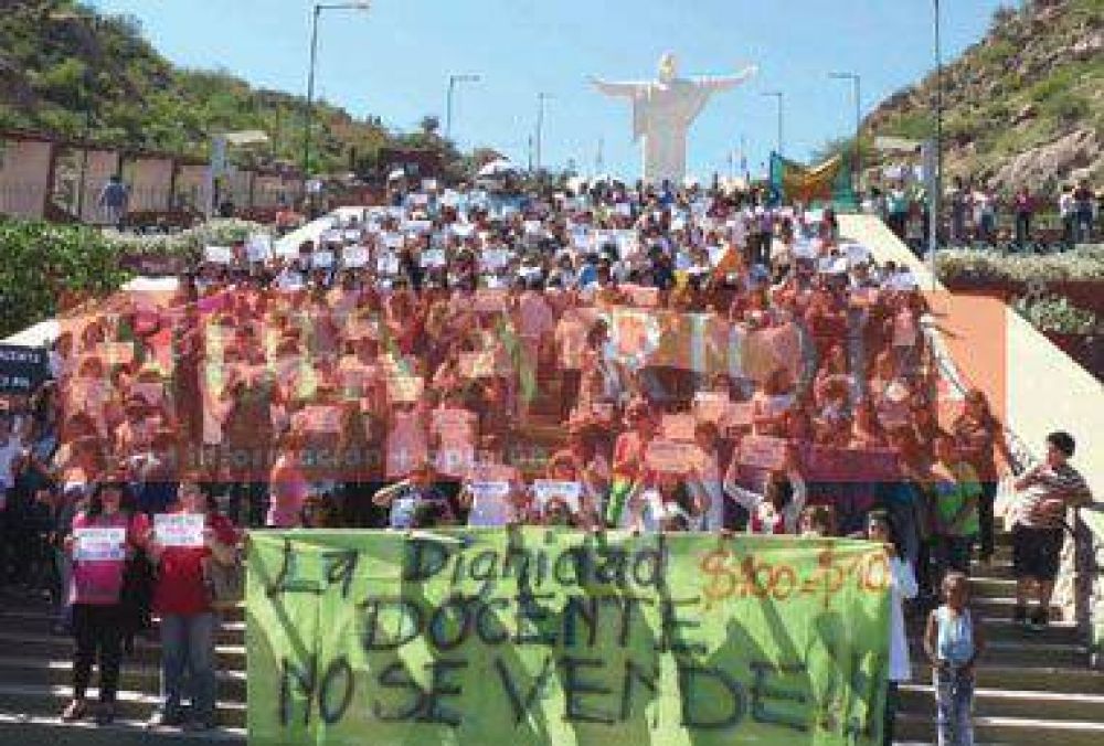 Docentes vuelven a clase con nuevo plan de lucha