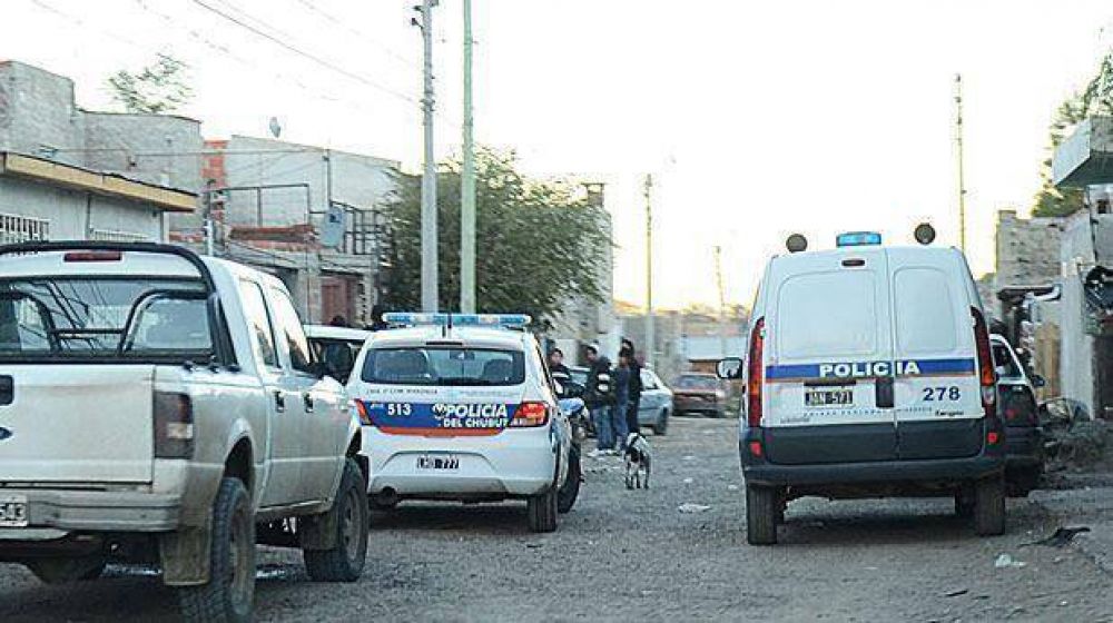 Estaba bajo arresto domiciliario y le pegaron un tiro en el cuello