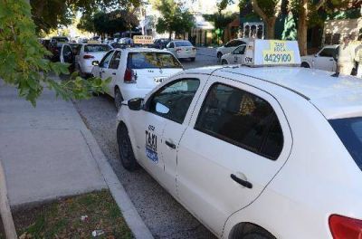 Di Giacomo se reuni� con taxistaS para que adhieran al "bot�n antip�nico"