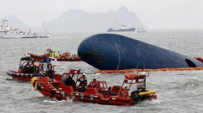Aumentan a 64 los muertos por el naufragio en Corea del Sur