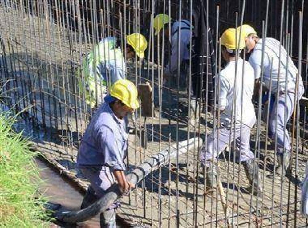 El Municipio reanuda la obra de entubado en calle Tucum�n