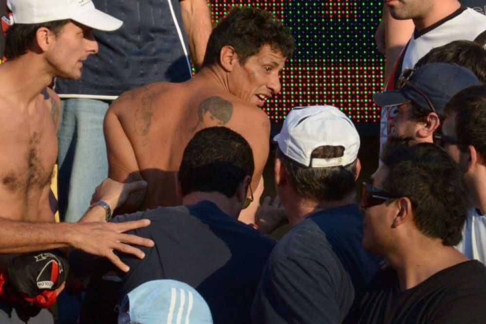 Arrojaron un objeto al l�nea y los hinchas ayudaron a identificar al agresor