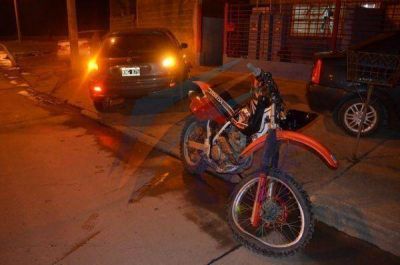 Motociclista impact� a un veh�culo en rotonda
