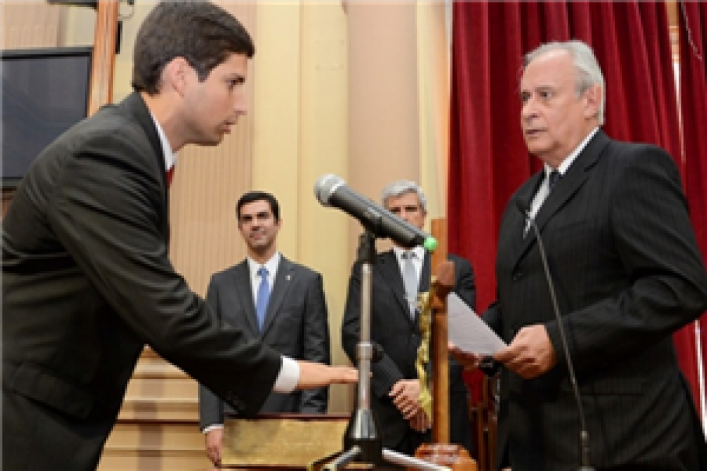 EL DIPUTADO LARA GROS PIDI� LICENCIA