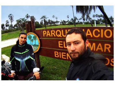 Dos j�venes que recorren el pa�s en bicicleta est�n en Entre R�os