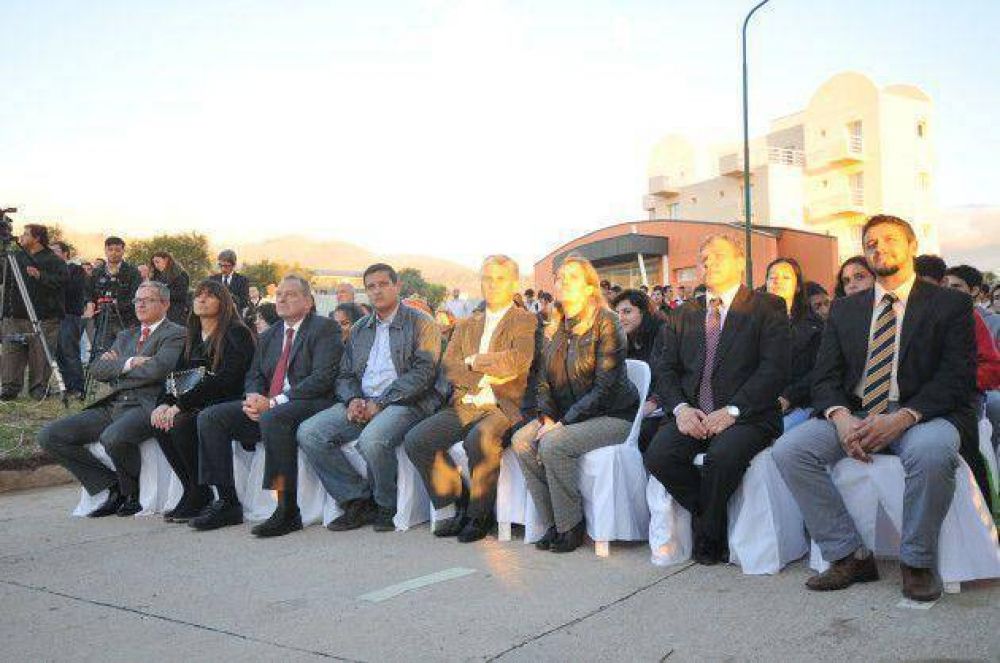 Dos nuevas residencias, laboratorio y un play�n deportivo para la ULP