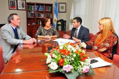 El ministro Hissa present� en la Legislatura dos proyectos de Ley
