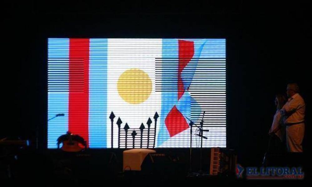 Presentaron el nuevo modelo de bandera capitalina con la cruz