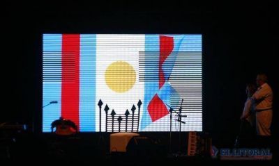 Presentaron el nuevo modelo de bandera capitalina con la cruz