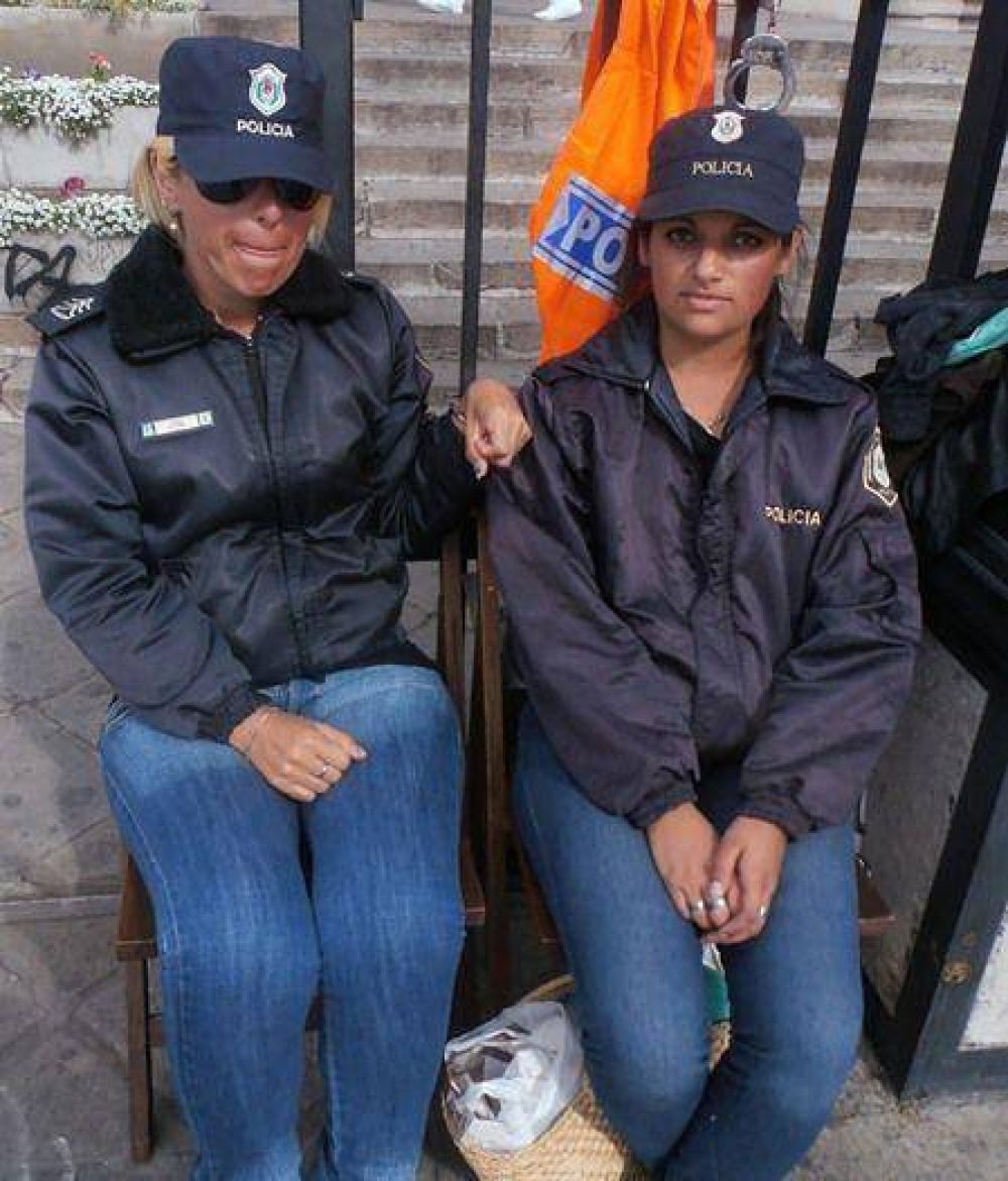 Ahora hay dos polic�as encadenadas en la puerta de la Catedral