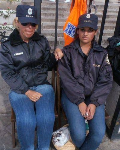 Ahora hay dos polic�as encadenadas en la puerta de la Catedral