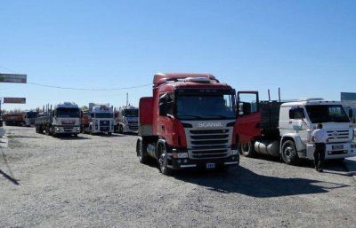 Desocupados de 25 de mayo realizan piquetes con corte total de la ruta 151